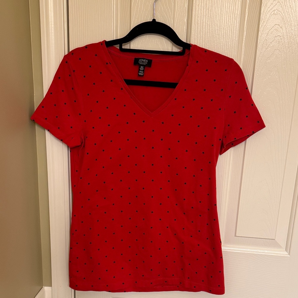 Jones New York Red Star Print V-Neck Tee- Great for 4th of July